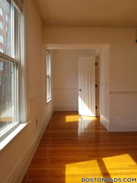 Building Photo - 254 Newbury St