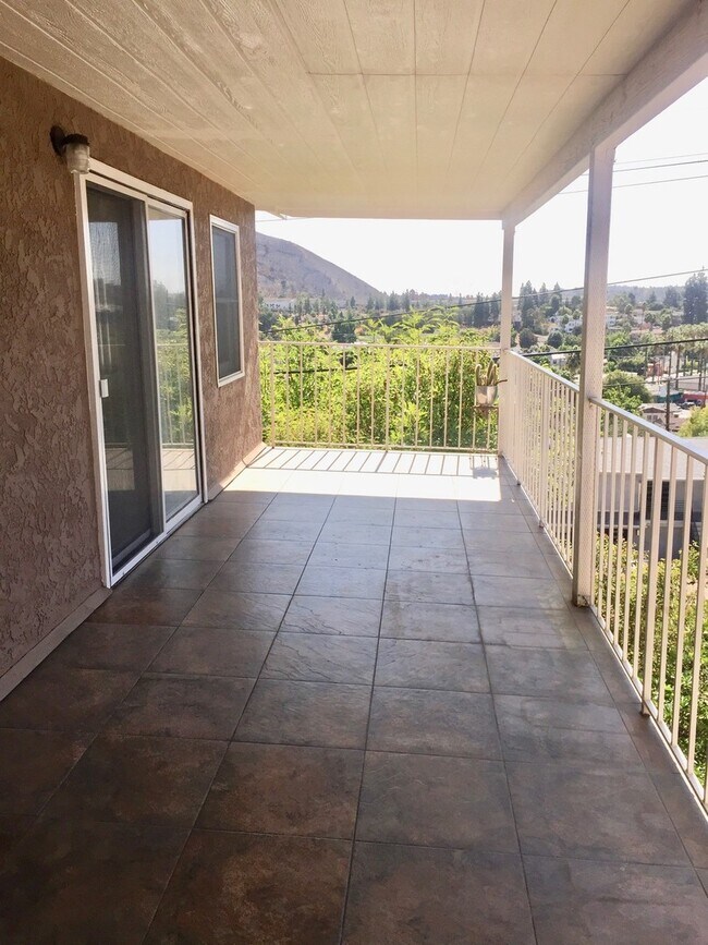 Building Photo - Glendale Hills traditional with fabulous views