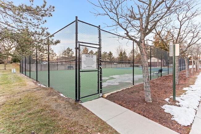 Building Photo - 6560 Ridgefield Cir