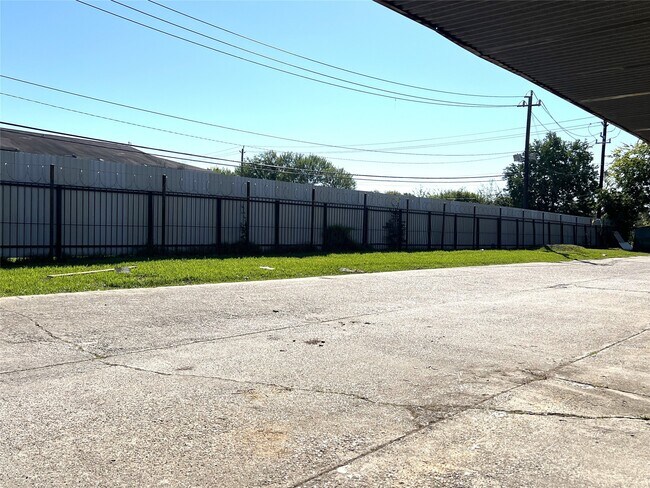 Building Photo - 8405 Wilcrest Dr