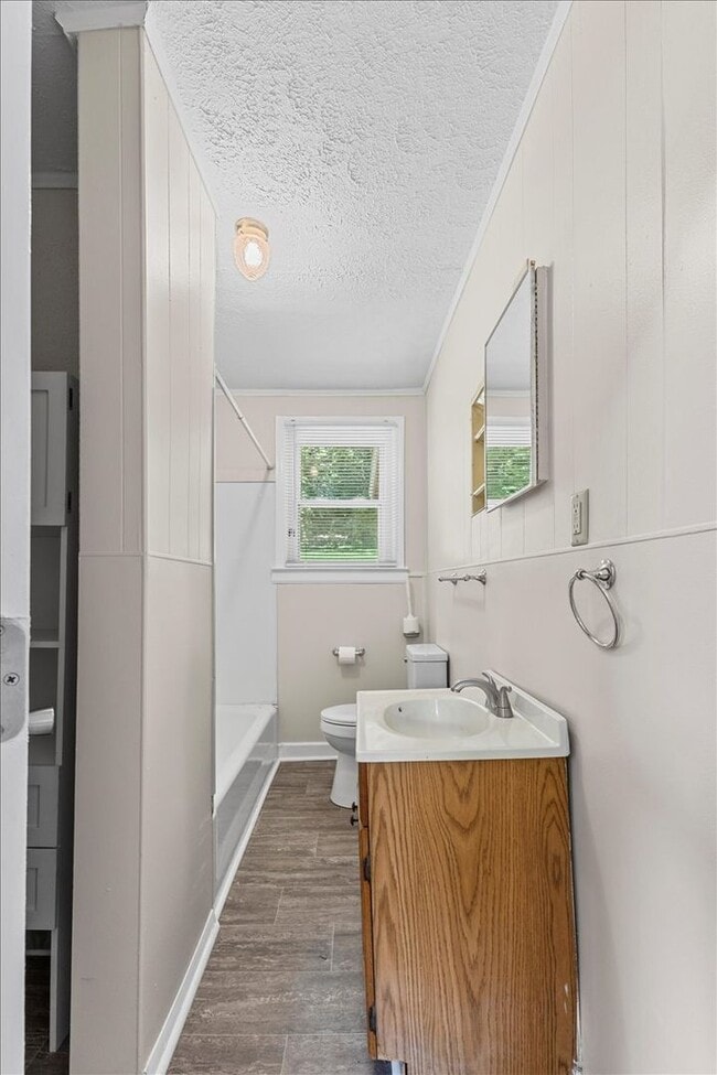 Building Photo - 4 bedroom, 2 bath home with den and garage...