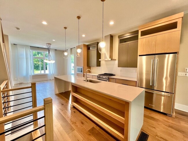 Building Photo - LUXURY Rooftop Terrace Townhome