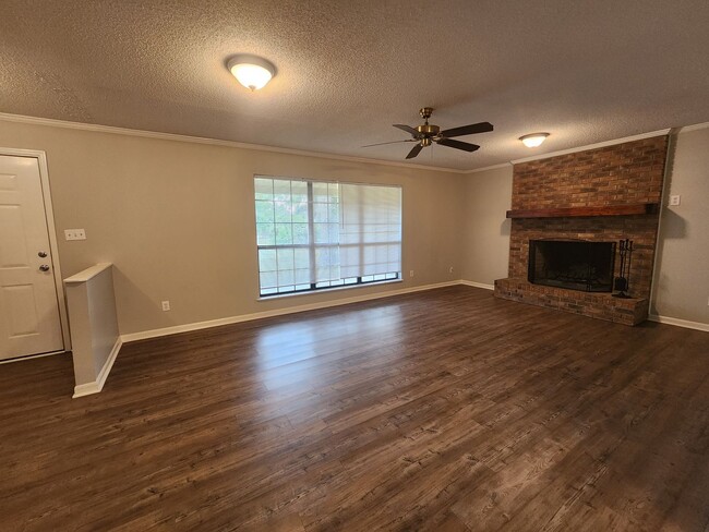 Building Photo - Charming 3BR Home with a Touch of Country in Dasher!
