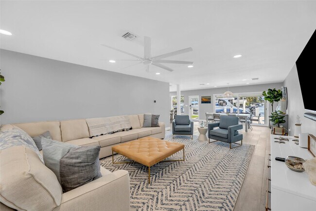 Building Photo - 2005 N Riverside Dr