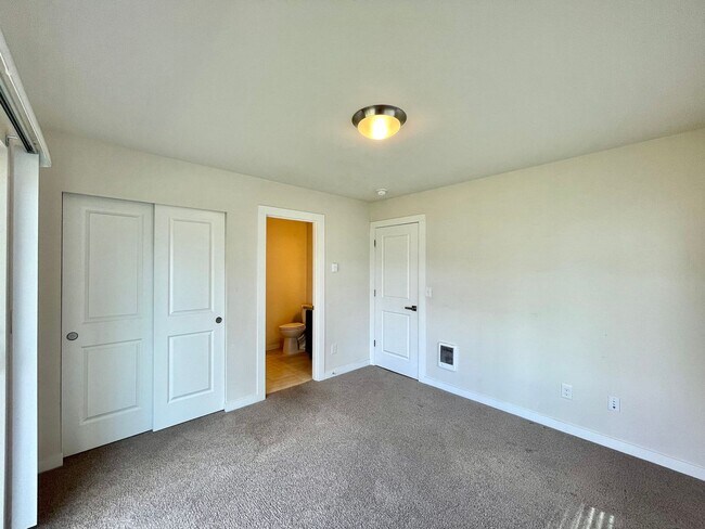 Building Photo - Great Townhome for rent