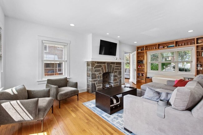 Building Photo - *Beautifully Updated & Spacious 4BD/4BA Si...