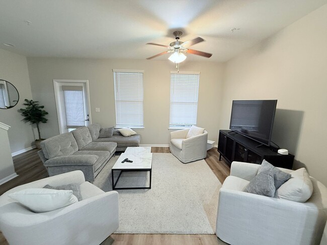 Building Photo - 4BD/4BA FURNISHED ROWANDALE UNIT