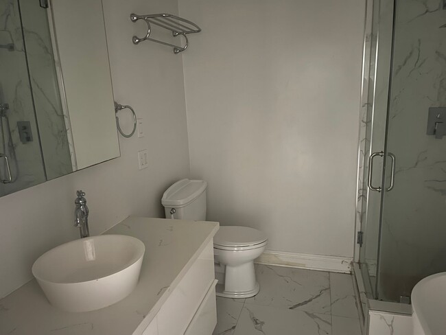 Building Photo - Spacious 1-bedroom 1-bath in a great compl...