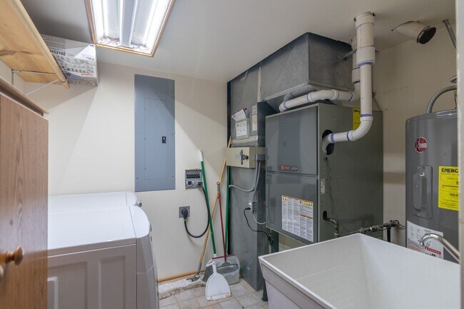 Building Photo - Luxury secondary Lake Property offering 3 beds 2.5 baths and bonus space