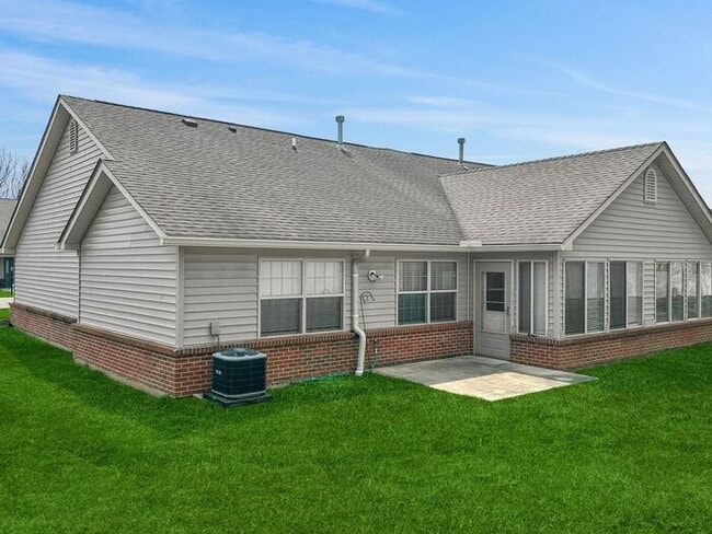 Building Photo - Beautiful 2BR 2BA Home w/ Sunroom • Full Kitchen Suite • Attached Garage in Columbus