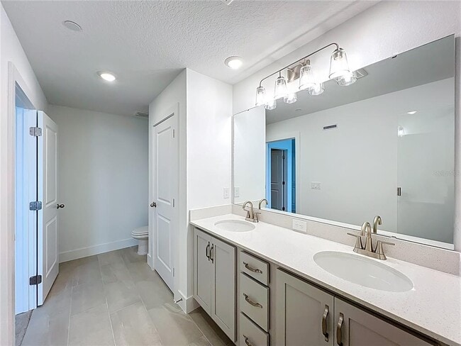 Building Photo - 15465 Hamlin Pk Dr