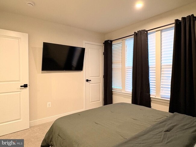 Building Photo - 736 Watts St