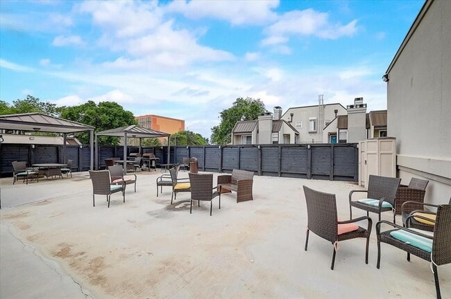 Building Photo - 935 La Posada Dr