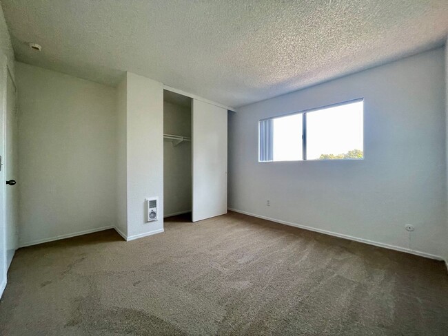 Building Photo - 2 Bedroom 1 Bathroom Condo in San Diego, c...