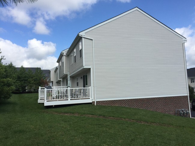 End unit with deck and yard - 1077 Bayberry Dr