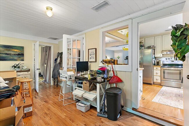 Building Photo - Live in highly desired San Marco