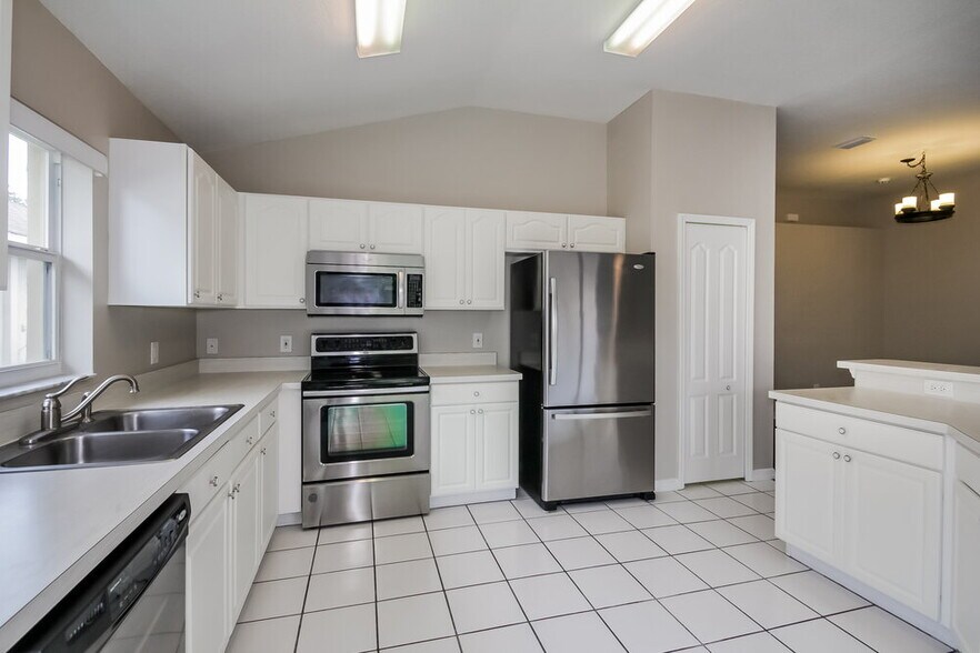 Building Photo - 9801 Laurel Ledge Dr