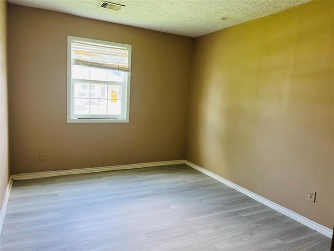 Building Photo - 5943 Southville St