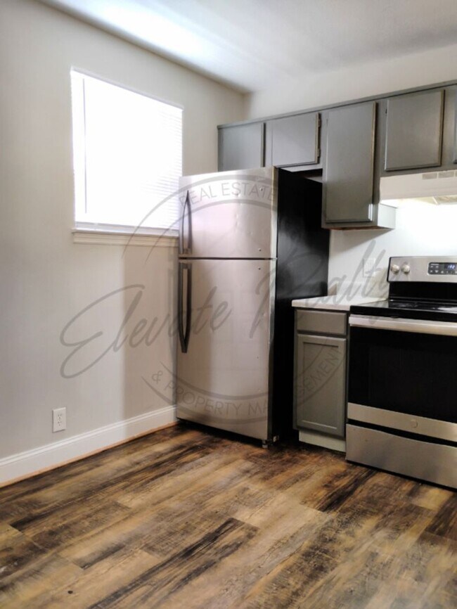 Building Photo - Two Bedroom Townhouse in North Nashville!