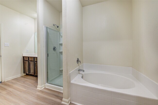 Building Photo - 3001 Iron Woods Dr