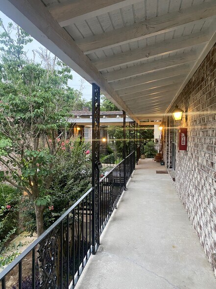 Building Photo - 811 Colony Dr