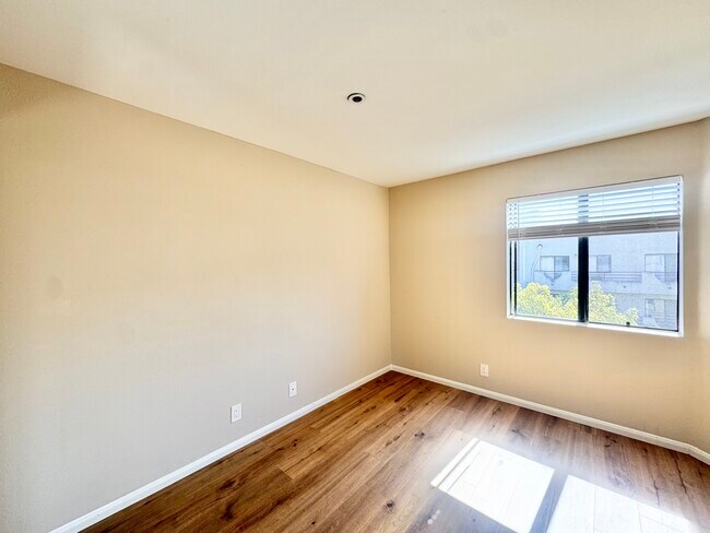 Building Photo - 100 N Clark Dr