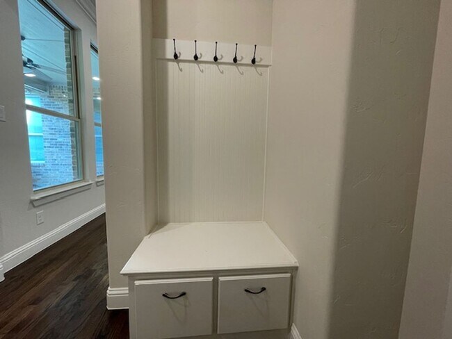 Building Photo - 1605 Le Mans Ln