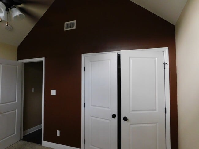 Building Photo - 4 bedroom in Crestwood-convenient location