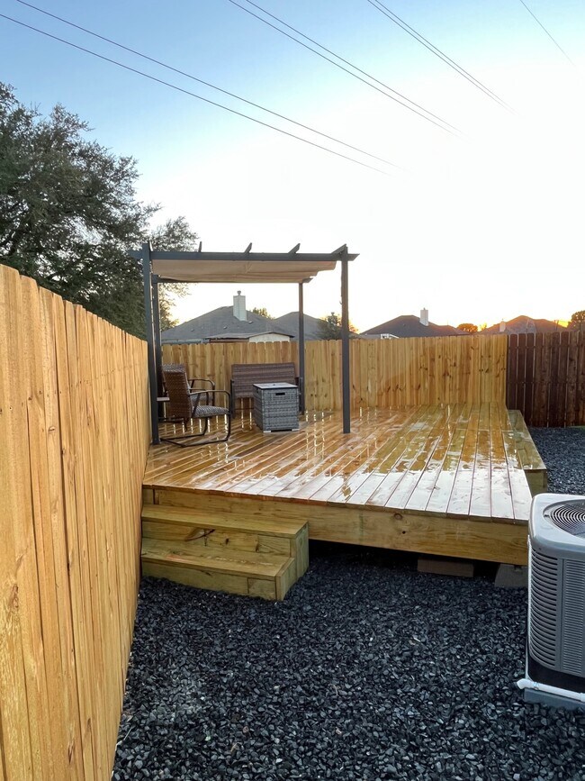 Building Photo - 108 S Thomas Cv