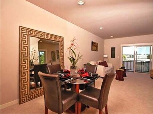 Building Photo - Beautiful townhouse 3 beds 2.5 baths.