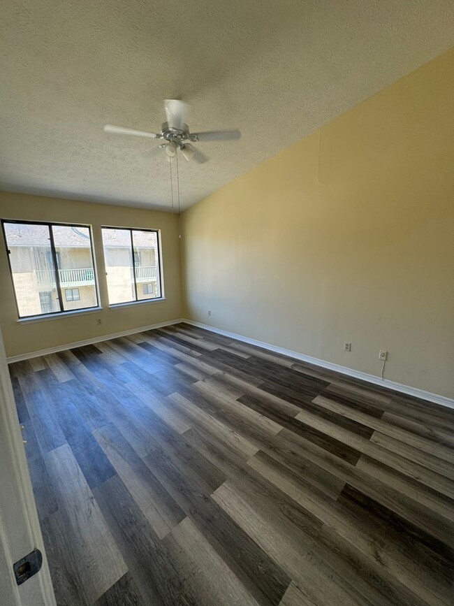 Building Photo - Great Two Bedroom-Freshly Remodeled-$500.0...