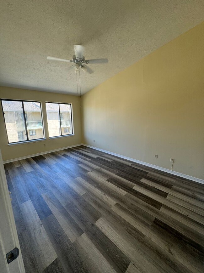 Building Photo - Great Two Bedroom-Freshly Remodeled-$500.00 off first months rental rate with approved application!