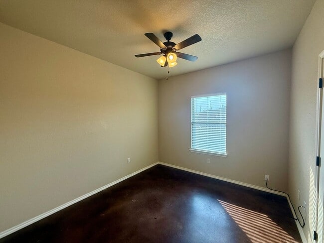 Building Photo - Beautiful 3 bedroom, 2 bathroom home in Ne...