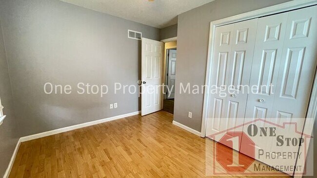 Building Photo - 3 Bedroom, 2 Bathroom in Lee's Summit!