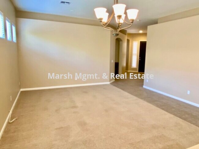 Building Photo - Very nice home with 2 bedrooms plus a den ...