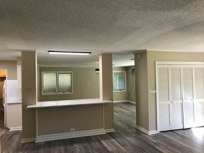 Building Photo - 3 bed 2 Bath Brick Home off Park Avenue!