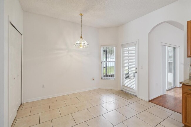 Building Photo - 325 Azincourt Ln