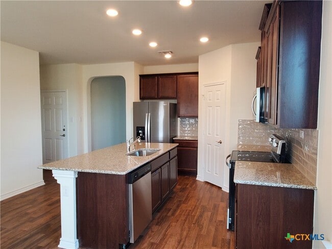 Building Photo - 4001 Woodside Dr