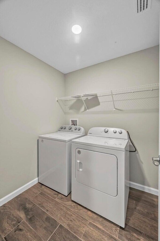 Building Photo - 574 NW Bayshore Blvd