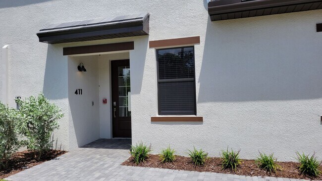 Building Photo - Annual UNfurnished luxury 3/2 ground floor...
