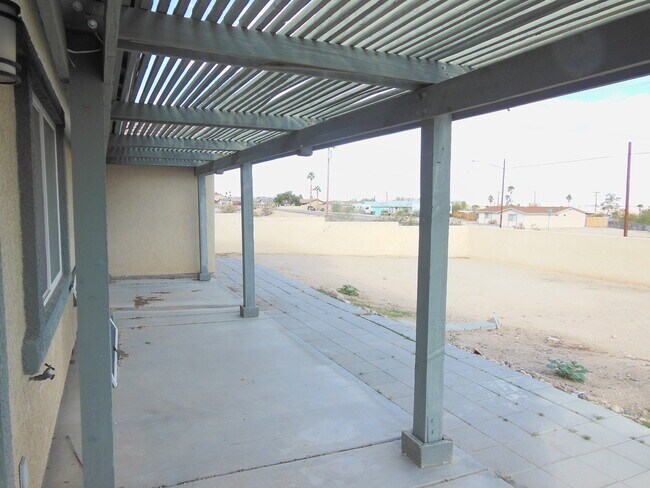 Building Photo - Swamp Cooler, Central AC and Tile Throughout!