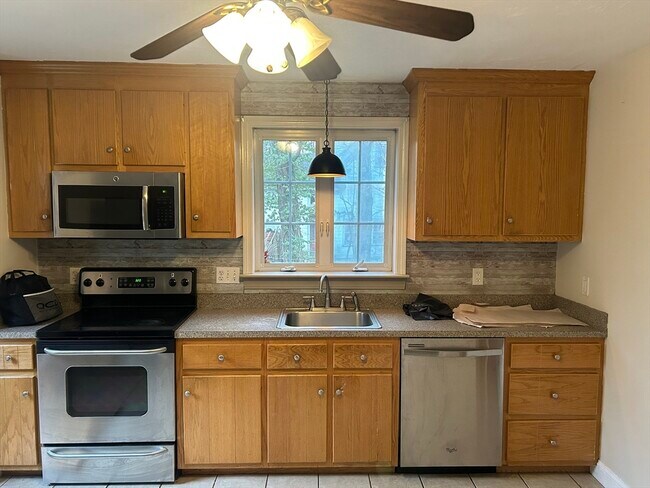 Building Photo - 31 Wellington St