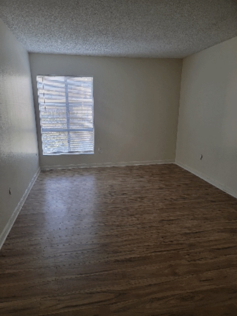 Building Photo - 10331 Lindley Ave
