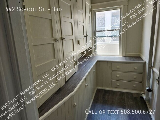 Building Photo - 442 School St