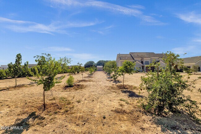 Building Photo - 856 W Quail Cir