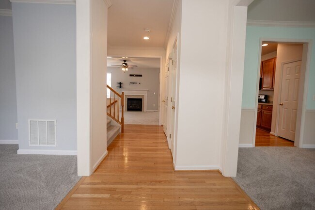 Building Photo - Spacious & Bright Home in Parks of Piedmon...