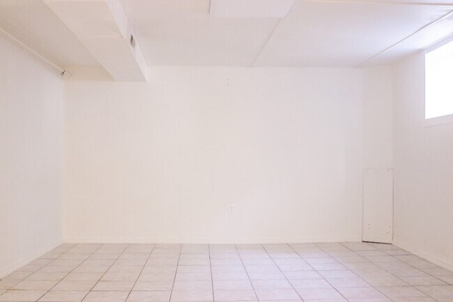 Building Photo - 288 N 400 W St