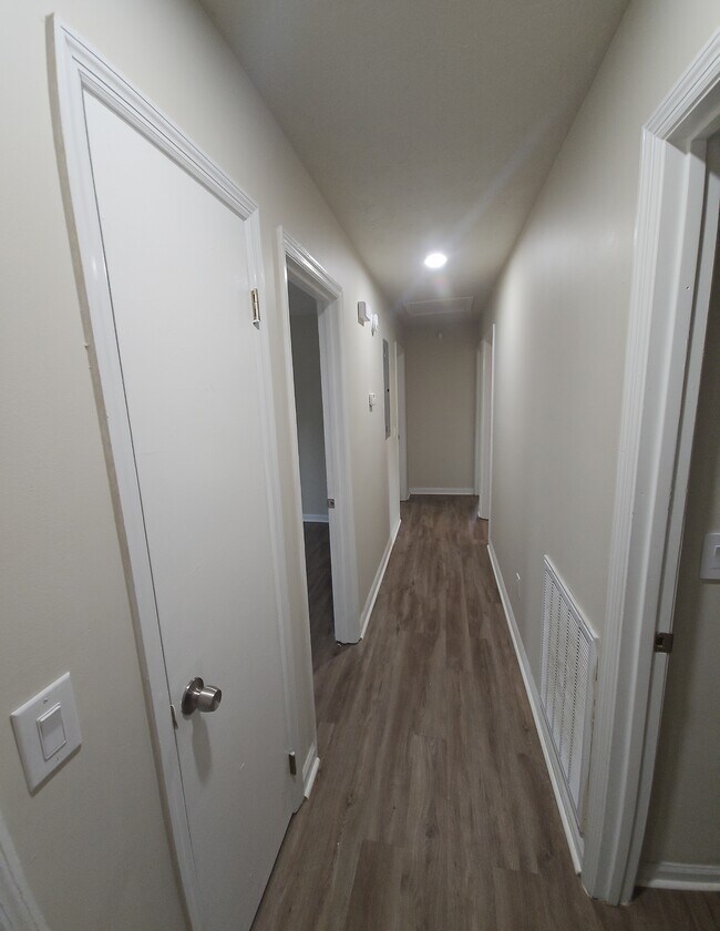 Building Photo - 5727 Lexington Dr