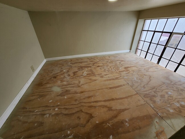 Building Photo - 208 E Main St