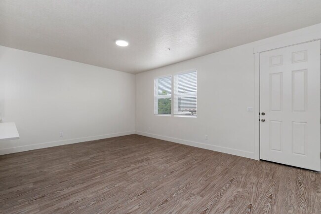 Building Photo - "Discover Comfort & Style: Spacious 3-Bed,...
